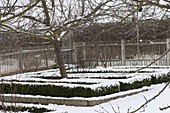 Verschneiter Bauerngarten, Beete eingefaßt mit Buxus (Buchs)
