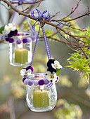 Einmachgläser als Windlichter mit Pompoms und Blüten von Viola cornuta