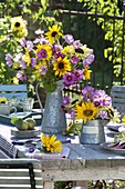 Tischdeko mit Sonnenblumen, Schmuckkörbchen und Äpfeln