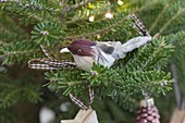 Weihnachtsbaum mit Vögeln und Sternen aus Birkenrinde