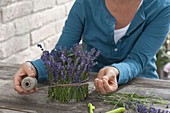 Glas mit Verkleidung aus Lavendel