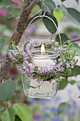 Einmachglas als Windlicht mit Kränzchen aus Blüten von Veronica
