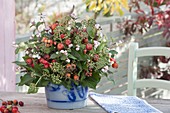 Berry Bouquet Hedera, Malus, Rosa