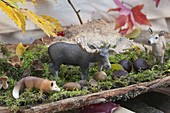 Wald - Deko mit Tierfiguren - Elch , Reh und Fuchs - auf Moos in Rinde