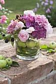 Laendlicher Strauss aus Hydrangea (Hortensien), Rosa (Rosen), Brombeeren