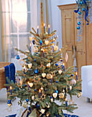 Weihnachtsbaum mit blau-silbernem Schmuck