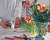 Strauß binden mit Tulpen, Cytisus und Viburnum