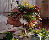 Strauß binden mit Tulpen, Cytisus und Viburnum