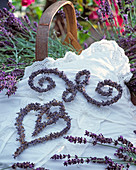 Lavendelornamente auf weißem Spitzenkissen