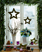 Weihnachtlich geschmücktes Fenster
