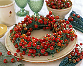 Cocktail tomatoes and cabbage leaves wreath