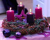 Advent wreath with cones and bead net