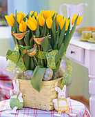 Tulipa 'Golden Parade' / Tulpen mit Sisalwolle in Spankörbchen.