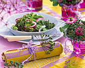 Allium / Fruchtstand von Zierlauch mit Band an Serviette befestigt