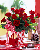 Rosa (rote Rosen) mit Schleife und Filztäschchen