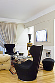 Designer-Sitzmöbel in elegantem Wohnzimmer