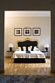 Doppelbett mit geschnitztem Goldrahmen in elegantem Schlafzimmer