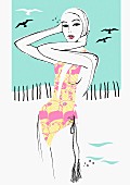 Elegante Frau mit Badeanzug und Badekappe am Strand