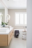 Badezimmer in Beige und Weiß mit freistehender Badewanne