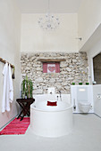 Renoviertes Bad mit Blick aufs rustikalem Mauerwerk