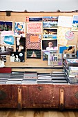 Alter Koffer mit Postkarten, Fotos und einer CD-Sammlung