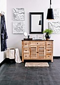 Waschtischmöbel aus Holz mit schwarzem Granitplatte, Wandspiegel und Landkarten auf Leinwand in maskulinem Badezimmer mit