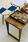Holzbilder auf Holztisch und Retro Coffeetable