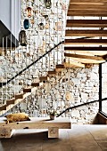 Skulpturale Treppe aus Eichenholz und mit Metallstäben als Balustrade
