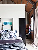 Doppelbett im Schlafbereich, Raumteiler mit Wandnischen zu Bad Ensuite