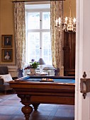 Blick in ein Schlosszimmer mit Billiardtisch