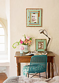 Antiker Schreibtisch mit Lampe, Foto und Blumenstrauss