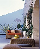 Mediterrane Terrasse mit Korbmöbeln