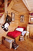 Weihnachtlich dekorierte Holzhütte mit kleinem Bett