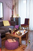 Wohnzimmer mit Teelichtern, Sektkühler und romantischem Flair