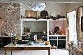 Küche mit Natursteinwand und weihnachtlicher Krippendekoration