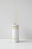 DIY-Vase aus Metalldose mit goldenen Klebetattoos