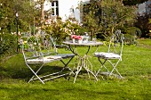 Romantischer Gartenplatz mit nostalgischen Gartenmöbeln