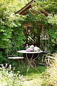 Romantische Gartenlaube und nostalgische Gartenmöbel