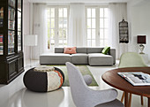 Modernes graues Sofa im Wohnzimmer mit Esstisch