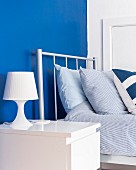 Blau-weißes Schlafzimmer