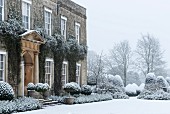 Englisches Herrenhaus Cornwell Manor mit verschneitem Park