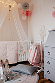 Romantisches Kinderzimmer in Rosa und Grau