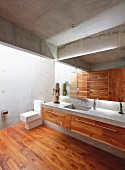 Moderne Architektur im Badezimmer aus Beton und Holz