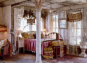 Romantisches Schlafzimmer mit morbidem Charme