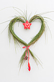 Herz aus Zweigen von Cytisus ( Ginster ) mit Stern als Tuerschmuck