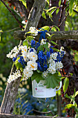 Blue and white bouquet made of Narcissus 'Bridal Crown' (Narcissus)
