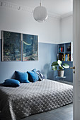 Halbhoch blau gestrichene Wand im Schlafzimmer in Blau-Grau