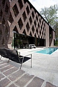 Terrasse mit Pool an einem modernen Architektenhaus