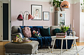 Granny chic in living room with pink walls