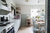 Two-tone wall in cosy kitchen-dining room